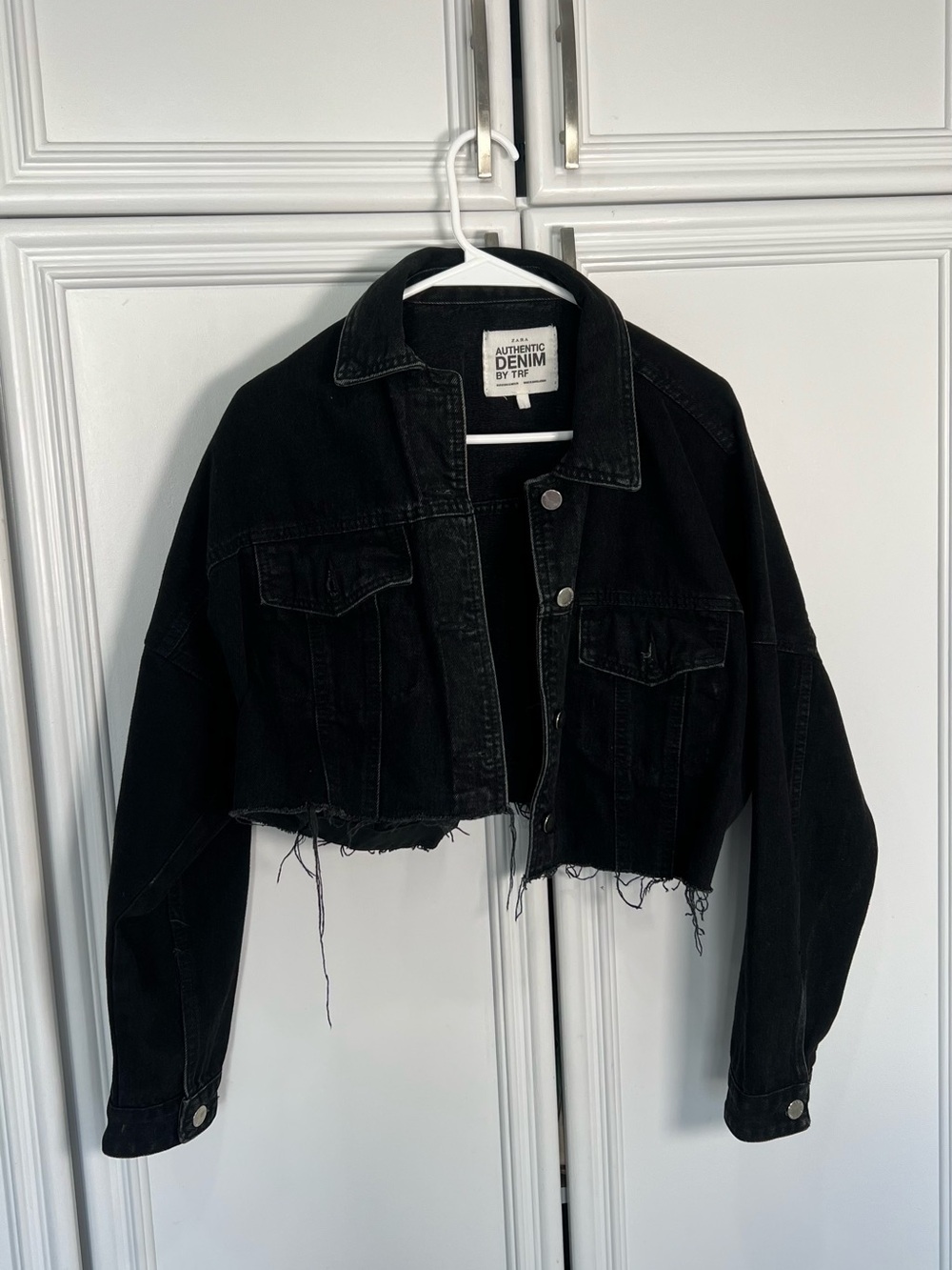 Zara Black Cropped Denim Jacket with Raw Hem